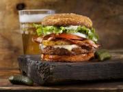 Keto diéta: Recept na nízkosacharidový burger aj s hranolkami. Skvele chutí, diétu ale neohrozí!