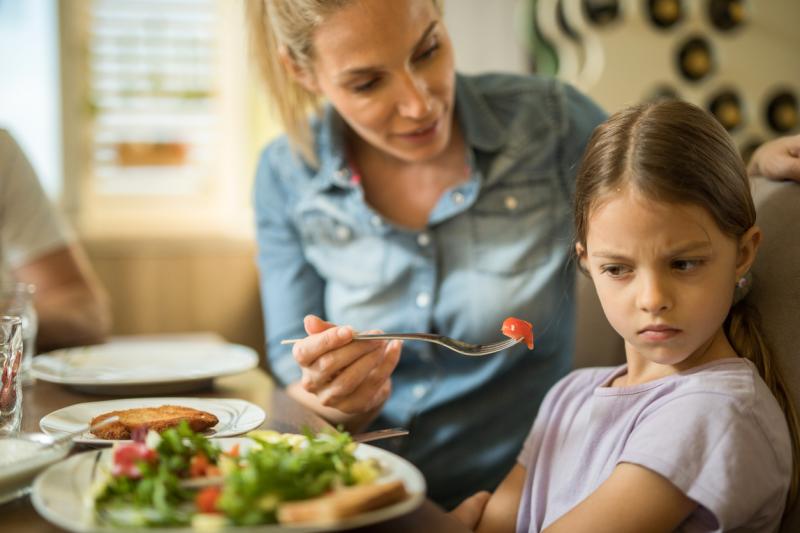 Detský apetít: Čo robiť, keď neje alebo sa naopak prejedá