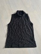 Čierny top s trblietavou plastickou aplikáciou