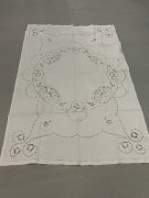 Veľký obrus vyšívaný výrezovou technikou