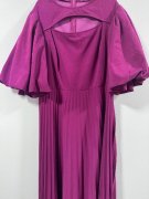 Elegantné plisované šaty – výrazná fuchsiová