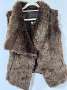 Trendy kožušinová vesta veľ.M ideálna na jar
