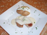 Minútky z bravčovej panenky so syrovou omáčkou a pečenými zemiakmi s pochúťkovou smotanou