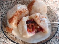 Varené kysnuté knedlíky plnené ovocím