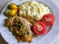 zapekané kuracie prsia so šunkou, syrom a hráškom