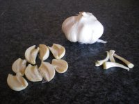 Vyčisteny cesnak zvnutra